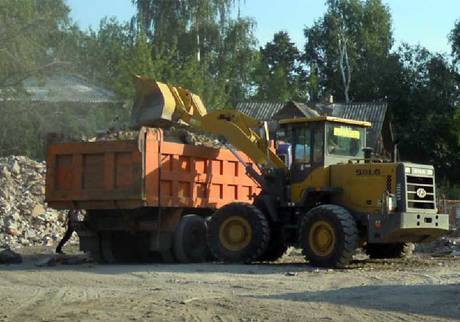 Фото Уборка мусора фронтальным погрузчиком в Екатеринбурге