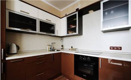 Фото Кухня угловая с коричнево-белым фасадом