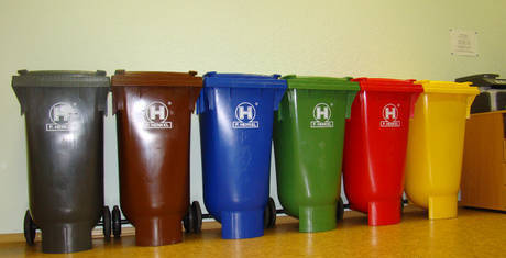 Фото Пластиковые контейнеры для мусора (международный стандарт)
