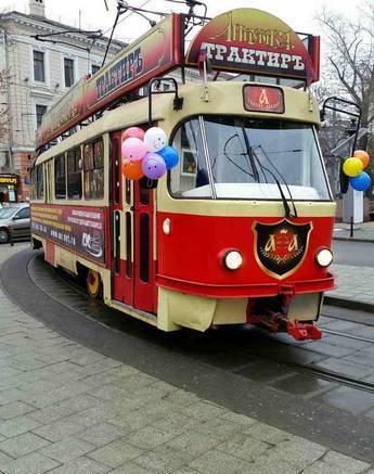 Фото Трамвай-трактир на колесах