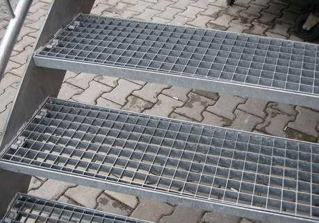 Фото Лестничные ступени из нержавеющих сталей
