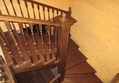 Фото Лестница из массива лиственницы