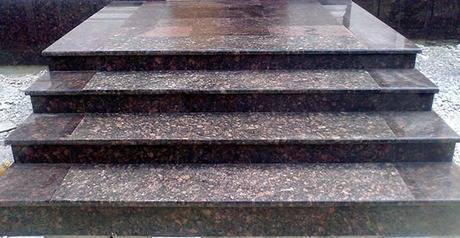 Фото Лестница из камня, отделка лестницы камнем коричневый гранит