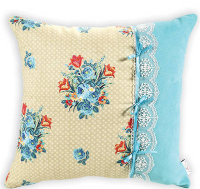 Фото Декоративная подушка с французским кружевом.