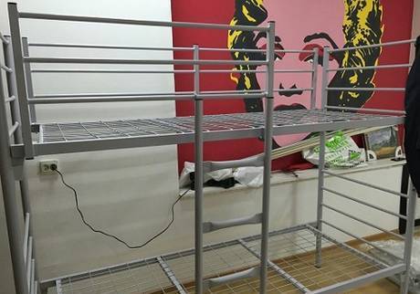 Фото Двухъярусные металлические кровати для хостела