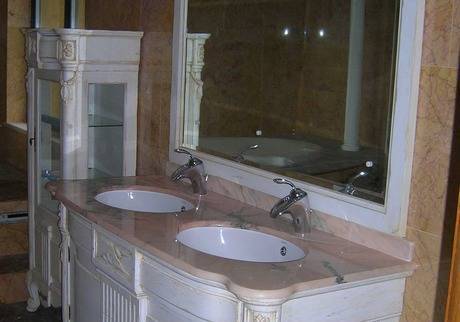 Фото Каменная столешница для ванной розовый мрамор