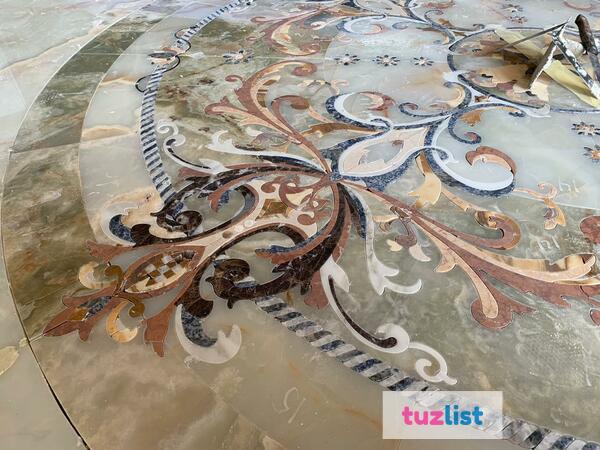 Фото мозаика на полу из мрамора травертина оникса гранита