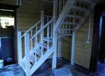 фото Двухмаршевая Г-образная деревянная лестница