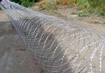 фото Колючая проволока Егоза, спиральный барьер безопасности СББ