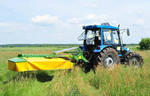 фото Покос травы трактором и вручную