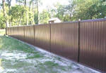 Фото №2 Забор из цветного (полимер) профлиста на двух лагах (С бето)