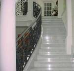 Фото №2 Отделка лестницы мрамором белый мрамор