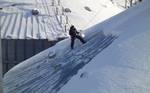 фото Услуги промышленных альпинистов в Омске уборка снега с крыш