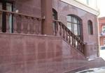 фото Монтаж гранита на фасад цоколь забор красный гранит