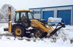 фото Уборка снега трактором JCB. вывоз снега