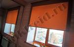 фото Рулонные шторы на коричневые пластиковые окна, рамы