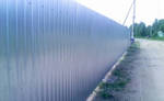 Фото №2 Забор из оцинкованного профлиста на двух лагах.