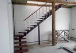 фото Лестница на металлическом монокосоуре с поворотом на 90