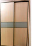 фото Встроенный шкаф-купе с комбинированной дверью