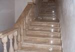 фото Лестница из травертина фигурные ступени бежевый травертин